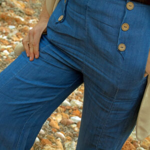 Detalle de pantalón vaquero azul