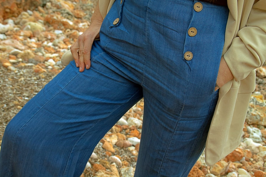 Detalle de pantalón vaquero azul